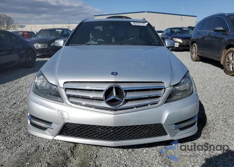 2013 Mercedes-Benz C 250 z USA, uszkodzony, nr VIN WDDGF4HB7DR247193